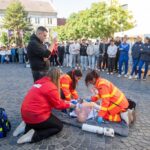 Újraélesztés világnapja : sportolók, színészek, katonák és iskolás gyerekek is részt vettek a belvárosi eseményen